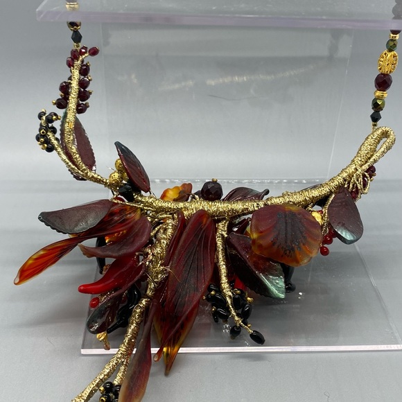 Glass beads leaves, asymmetrical necklace. Gold wrapped wire, glass components. - Picture 4 of 6